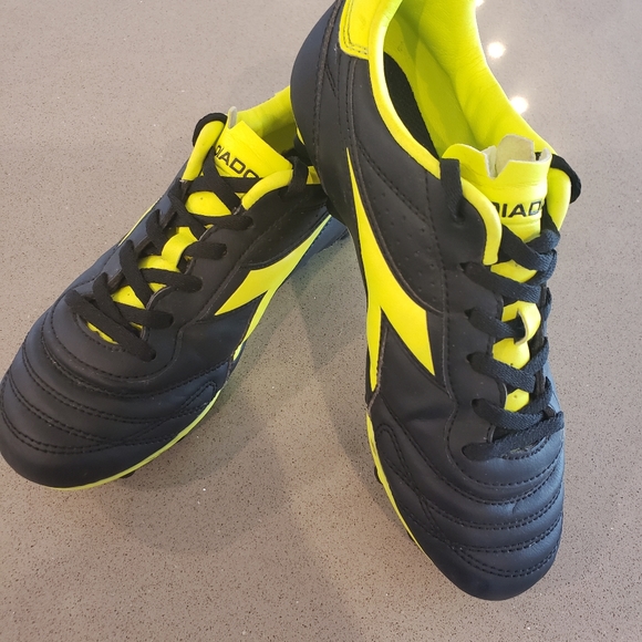 Diadora Soccer Cleats - Picture 1 of 4